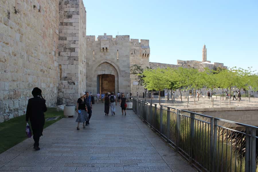 Jerusalem: Old City Shabbat Experience and Walking Tour - Walking through the Jewish Quarter before closing time