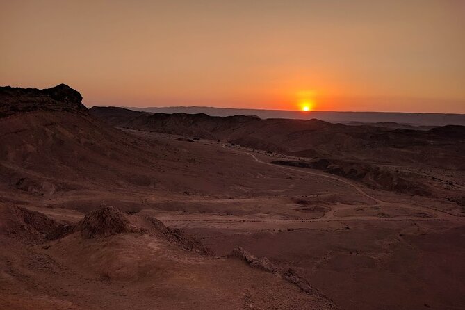 Sunset time Ramon Crater Jeep tour, bonfire and stargazing - Guide quality and the private format