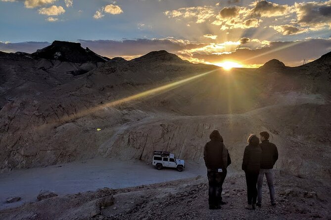 Sunset time Ramon Crater Jeep tour, bonfire and stargazing - Crossing the crater by 4x4
