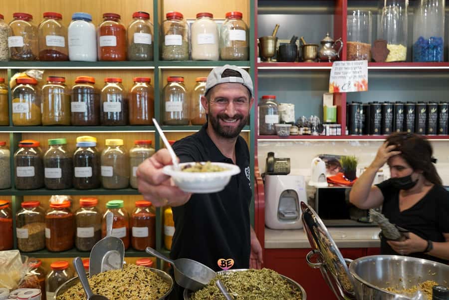Tel Aviv: 2-Hour Levinsky Market Tour with Full Lunch - What your guide adds to the food