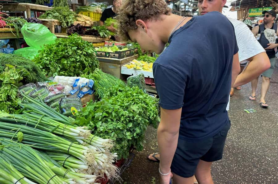 Tel Aviv: Carmel Market & Neighborhood Guided Walking Tour - Yemenite traditions beside a modern city