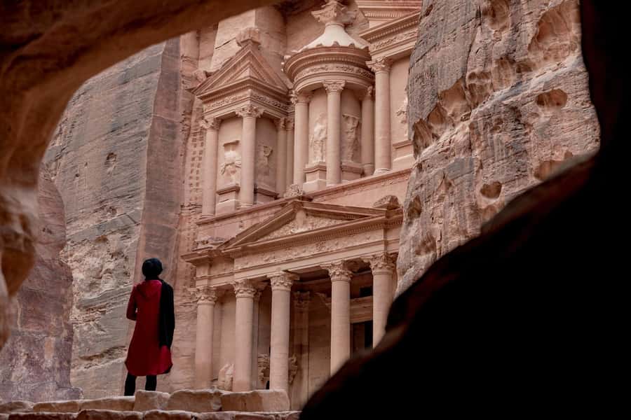Tel Aviv: Petra & Wadi Rum 2-Day Glamping Trip with Flights - Entering Petra through the Siq