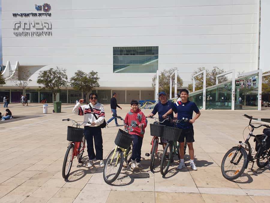 Tel Aviv: Private Bike Tour - What the guide and photographer add