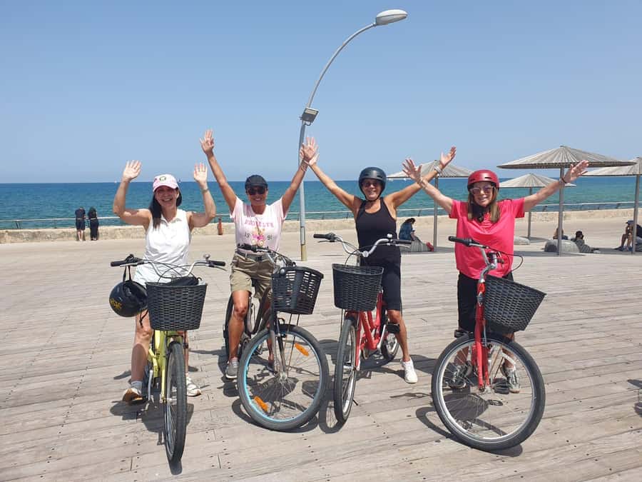 Tel Aviv: Private Bike Tour - Bikes, water, timing, and comfort